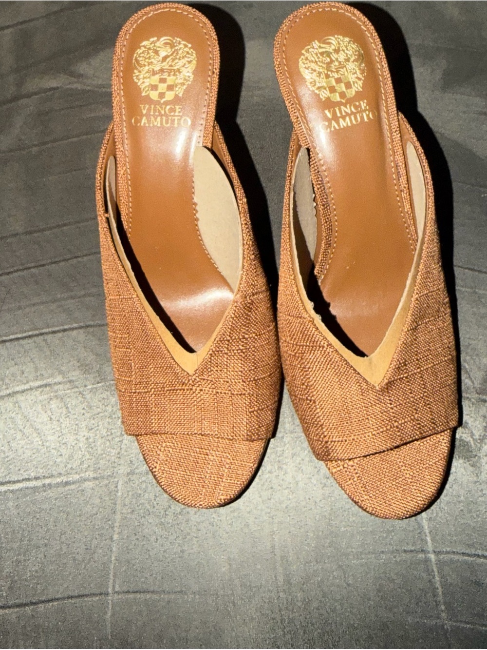 Vince Camuto brown slides - Picture 2 of 5